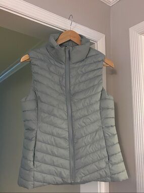 Old Navy Sage Green Quilted Puffer Vest - Women's Sleeveless